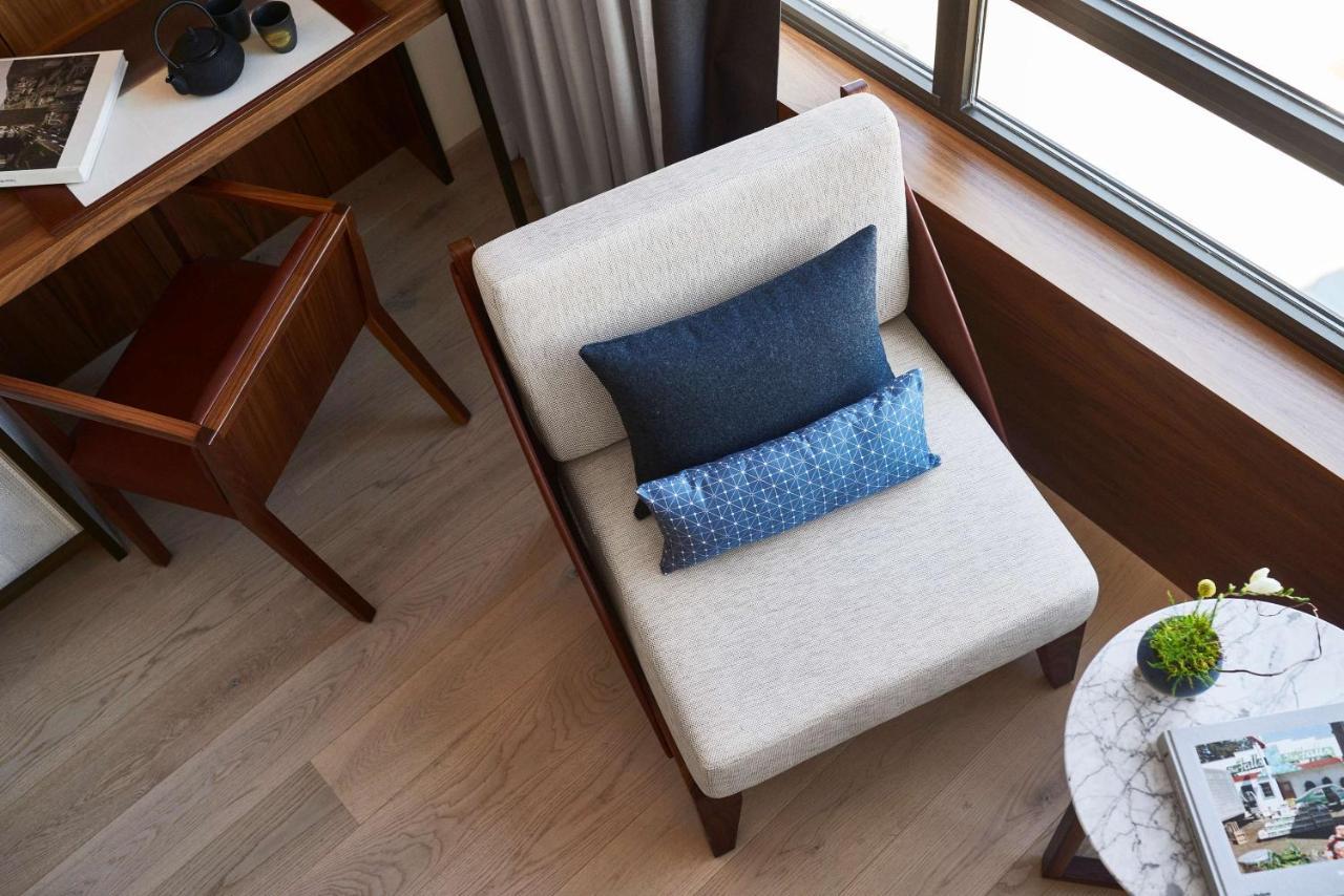 Nobu Hotel Барселона Экстерьер фото A chair with cushions